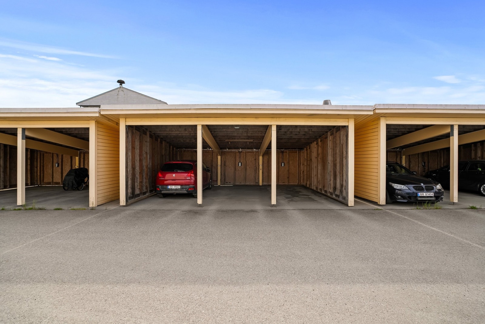 Carport som er klargjort for el-bil lader Galleribilde