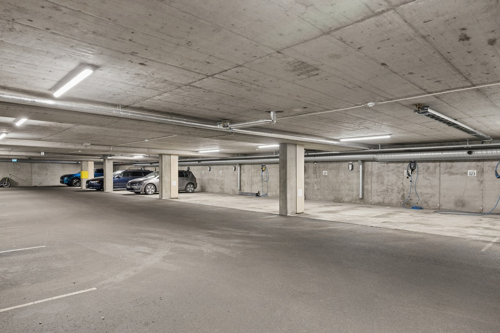 Det medfølger en fast parkeringsplass i felles garasjeanlegg, med el-billader. Galleribilde