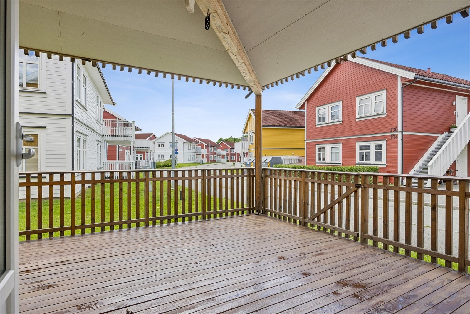 Fra stuen er det direkte utgang til en romslig markterrasse på 16 m². Galleribilde