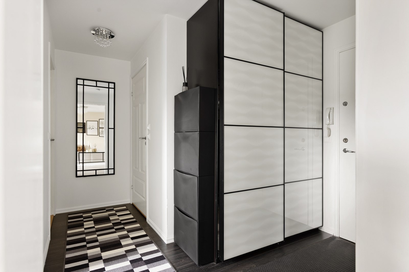Innbydende entré med god plass til yttertøy og sko i skyvedørsgarderobe. Galleribilde