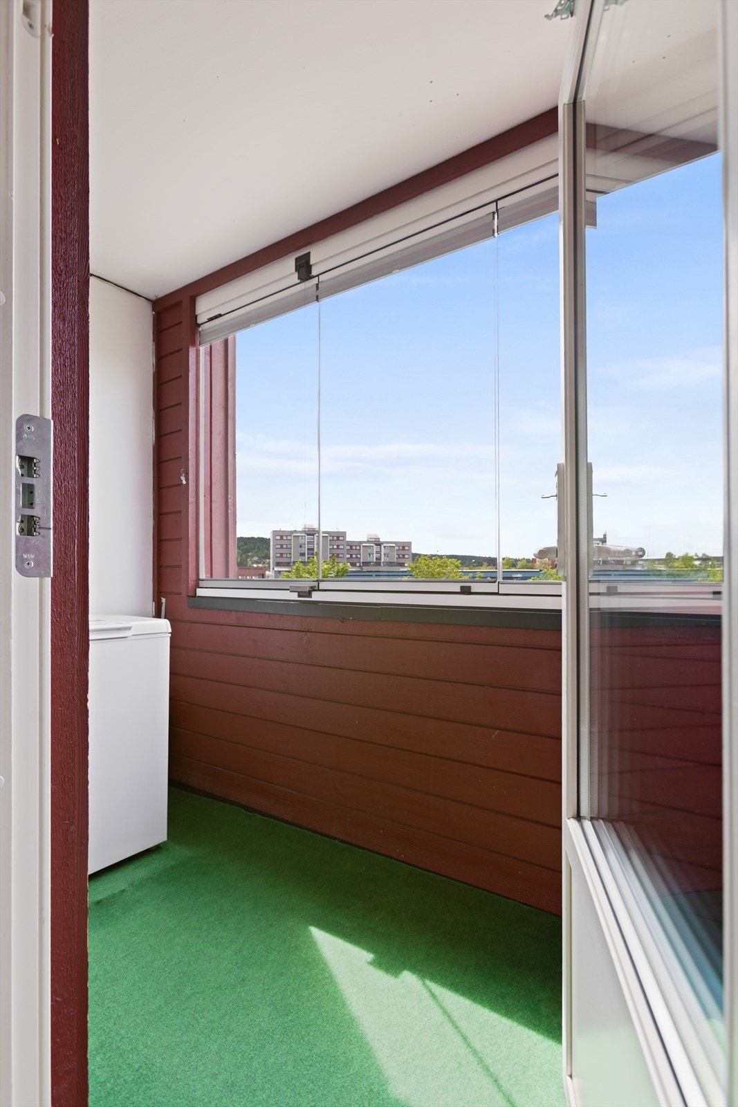 Fra stuen er det utgang til en innglasset balkong på 3,2m² vendt mot sydvest. Galleribilde