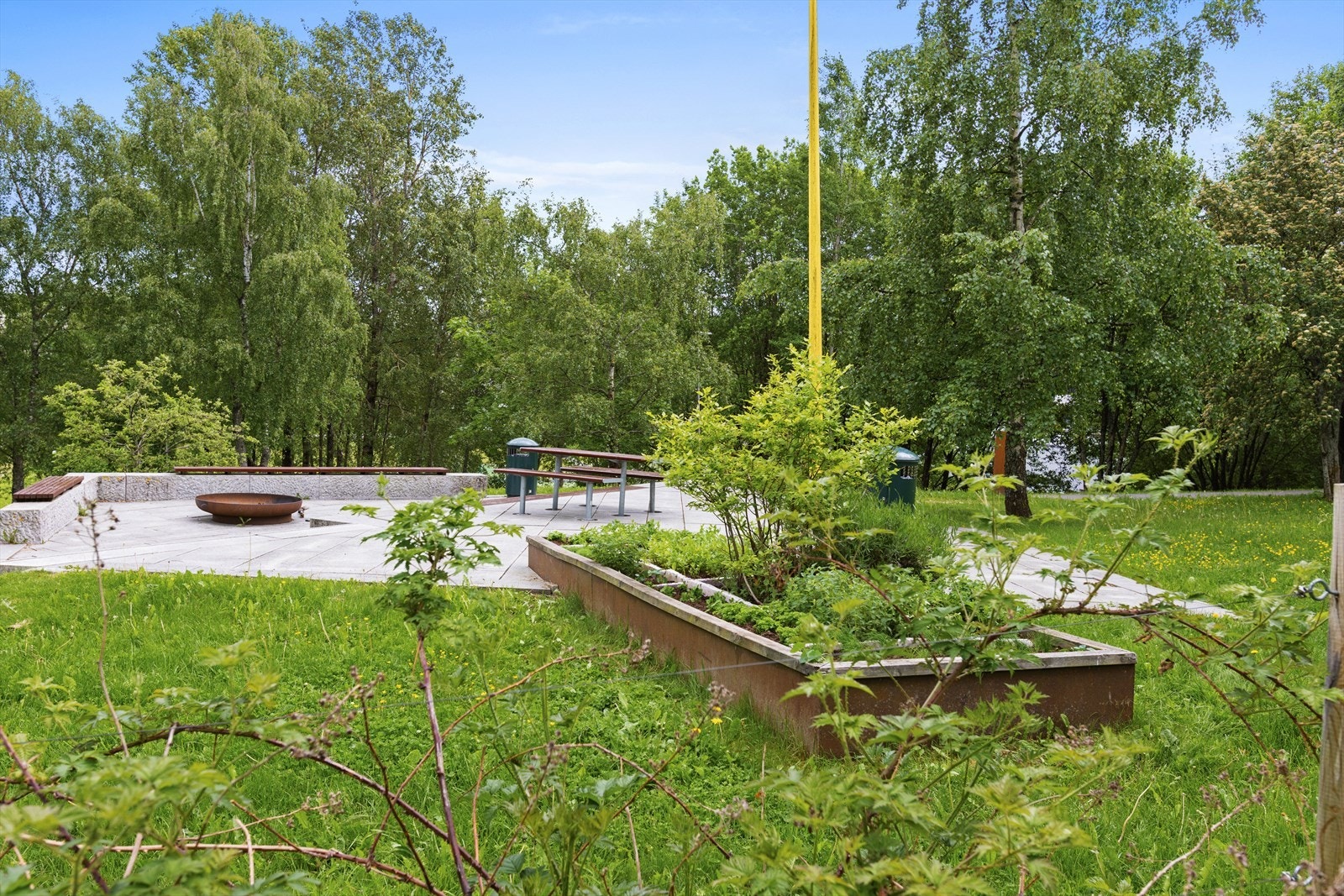 Fra leiligheten er det kort avstand til marka, butikker og offentlig kommunikasjon. Galleribilde