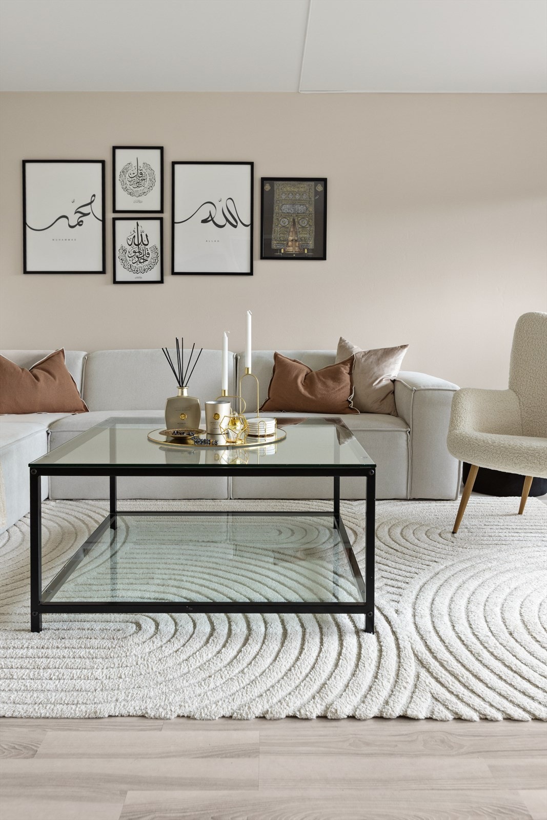 Her er det plass til sofagruppe, mediemøbler og spisebord. Galleribilde
