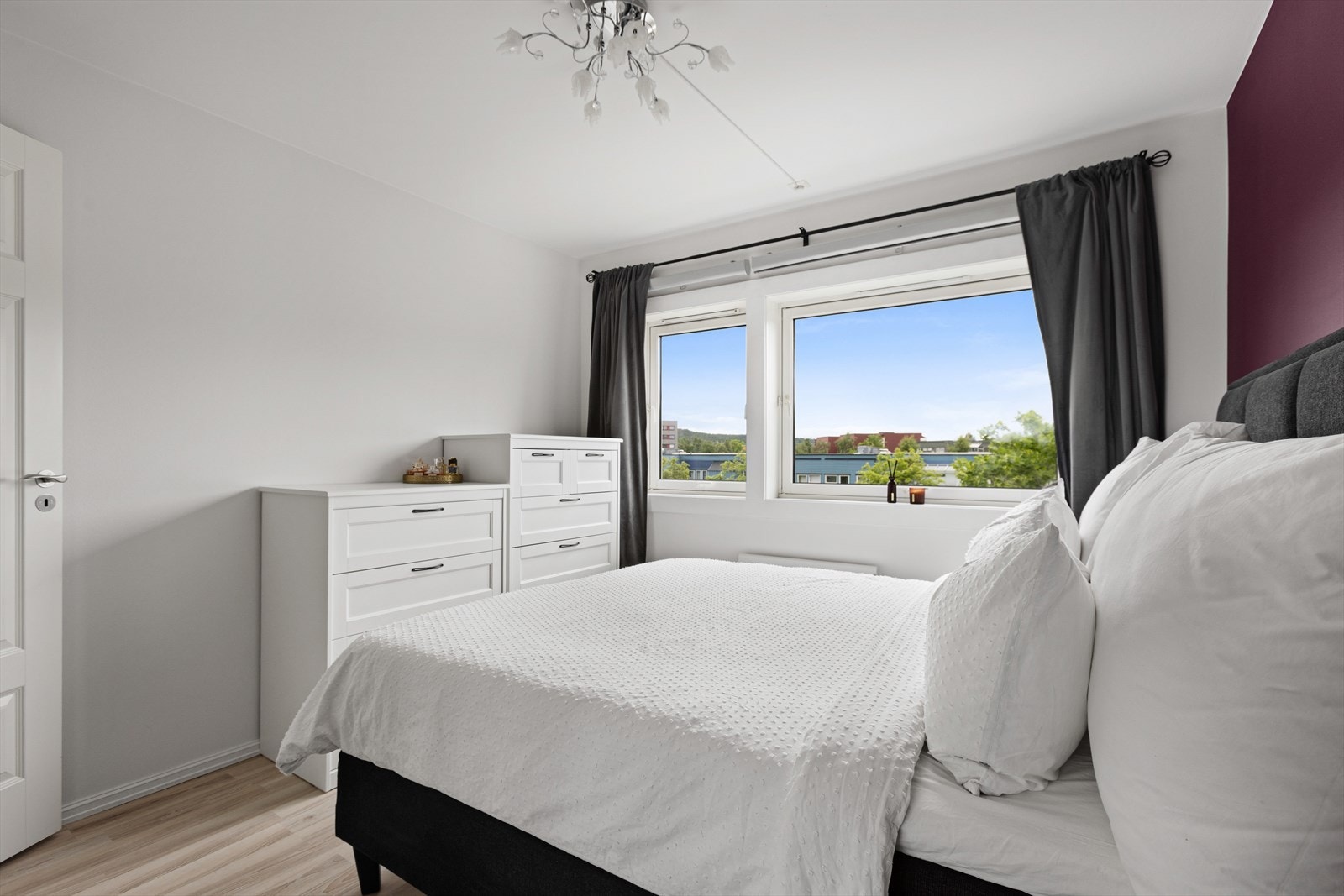 Vinduet gir godt med dagslys inn i rommet. Galleribilde