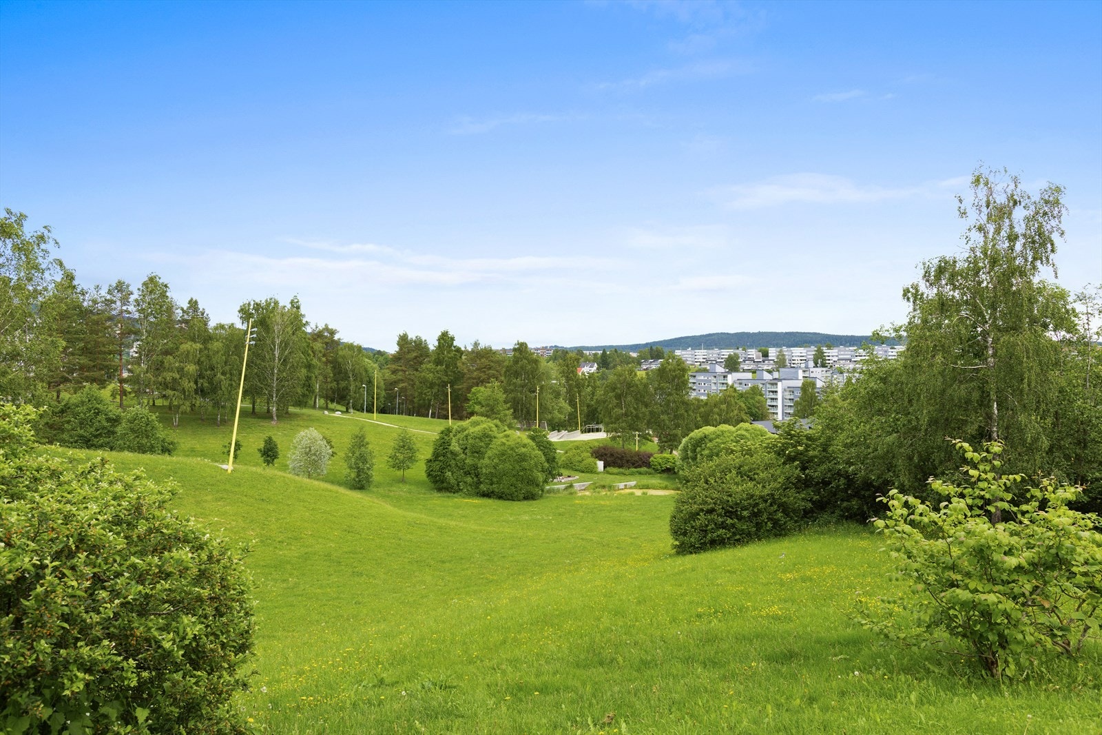 Området byr på store, åpne grøntområder, ideelt for rekreasjon og lek. Galleribilde