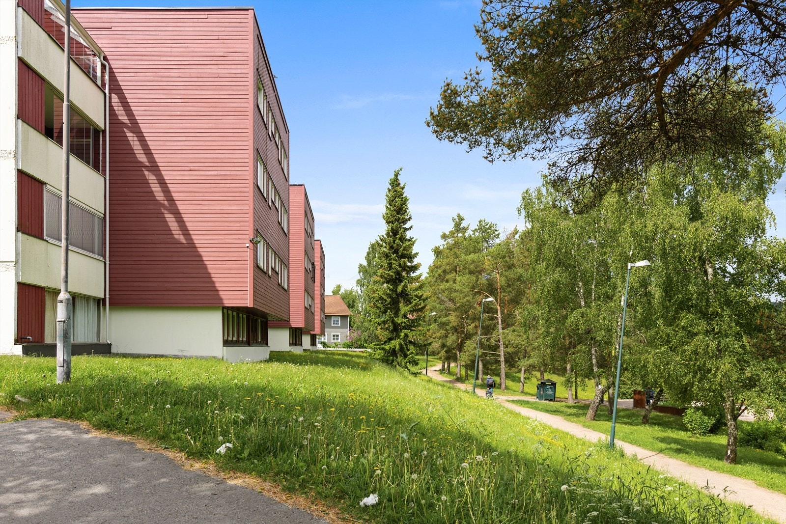Tomten er pent opparbeidet med plenarealer, hekker, prydbusker, beplantninger og asfalterte internveier. Galleribilde