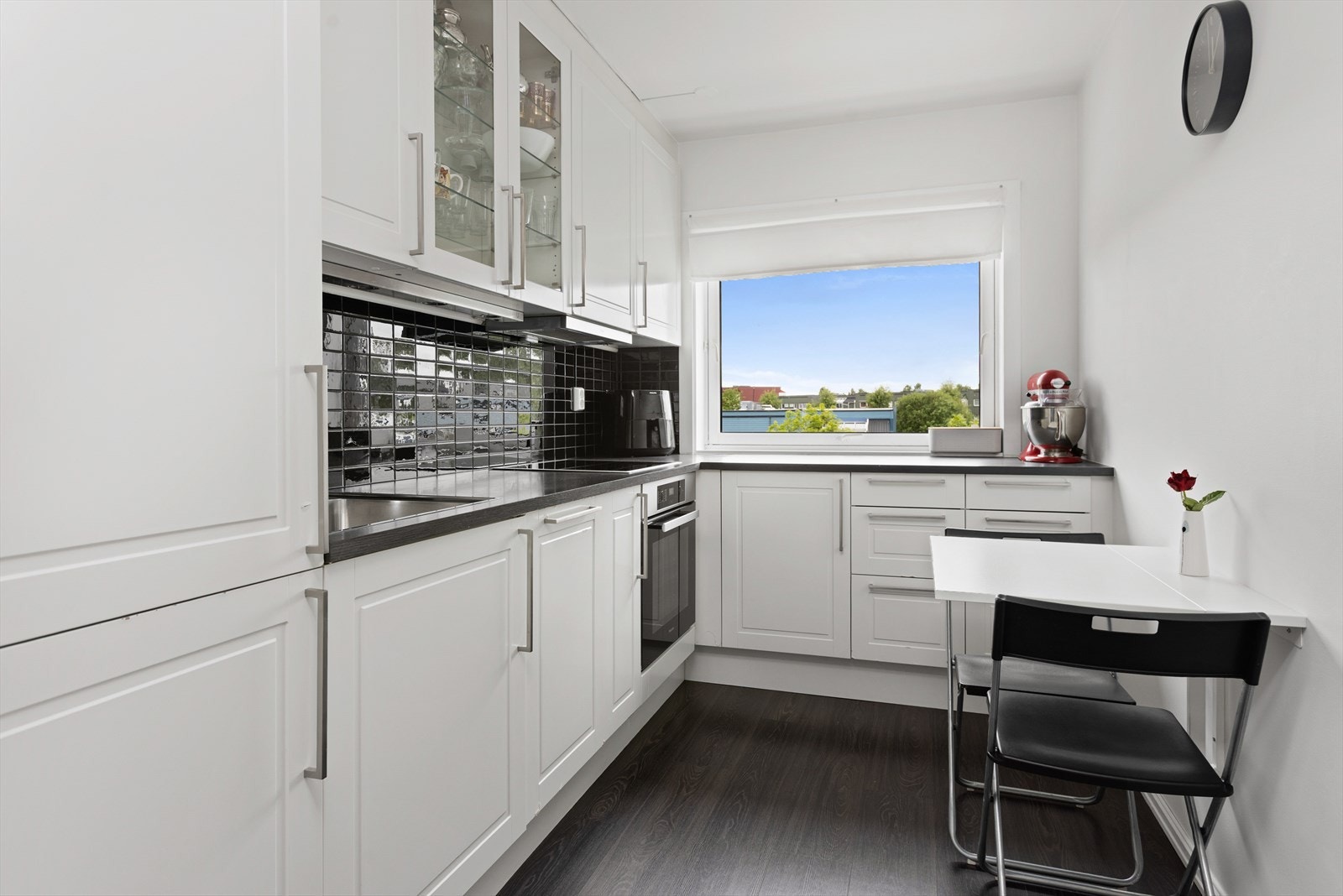 Innredningen fra 2015 har fabrikklakkerte fronter, to fronter med glass, laminat benkeplate, fliser over benkeplaten og enkel oppvaskkum. Galleribilde