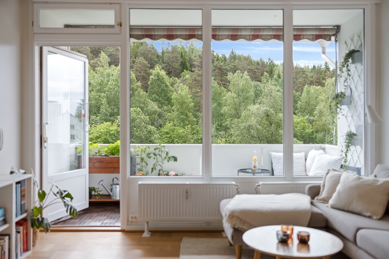 Store vindusflater slipper inn rikelig med dagslys og bidrar til en lys, luftig og innbydende romfølelse. Galleribilde