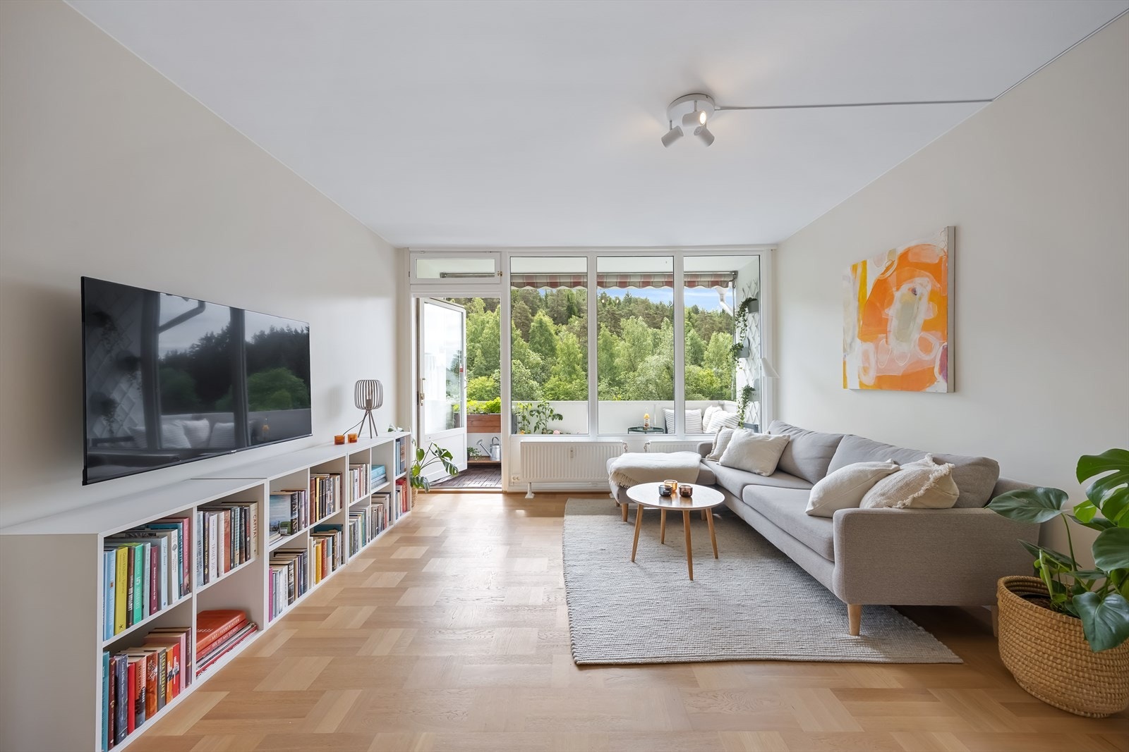 A-konto oppvarming er inkludert i felleskostnadene. Stuen er utstyrt med en nyere radiator. Galleribilde