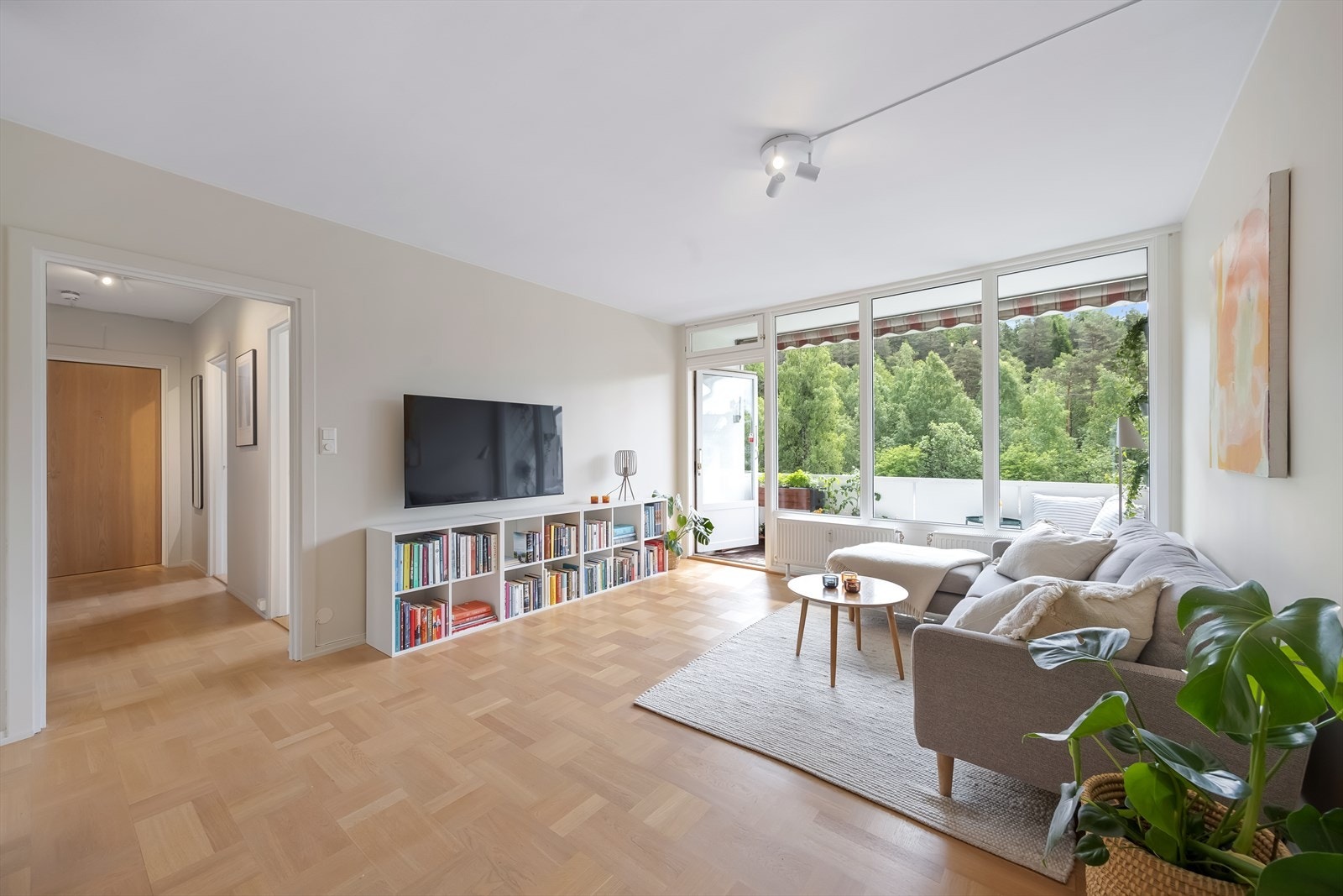 Romslig og innbydende stue med gode muligheter for naturlig soneinndeling. Galleribilde