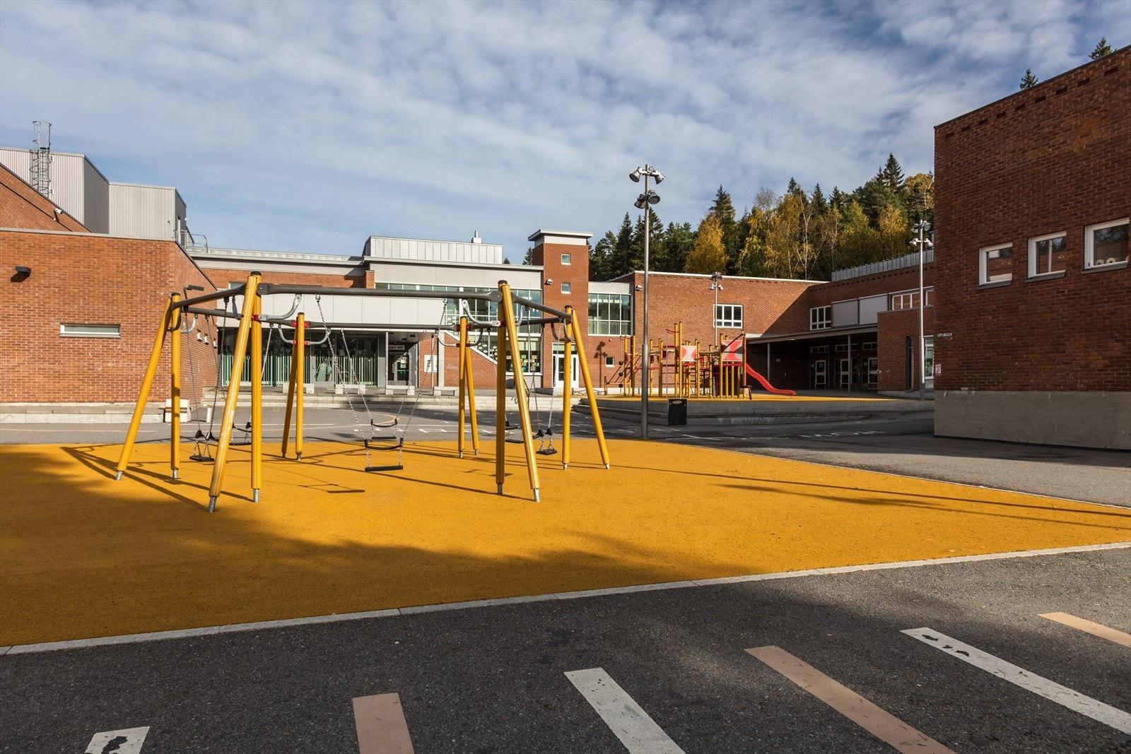 Tonsenhagen skole for 1.-7. trinn ligger kun 8 minutters gange fra boligen. Galleribilde
