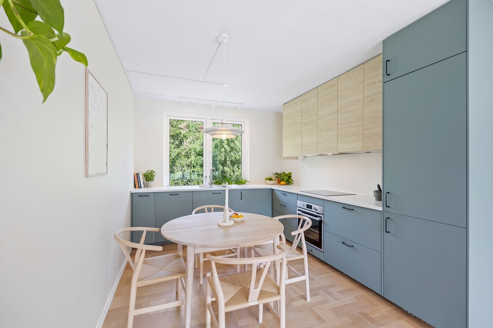 Kjøkkeninnredning fra IKEA, installert i 2021, med glatte fronter og laminatbenkeplate. Galleribilde