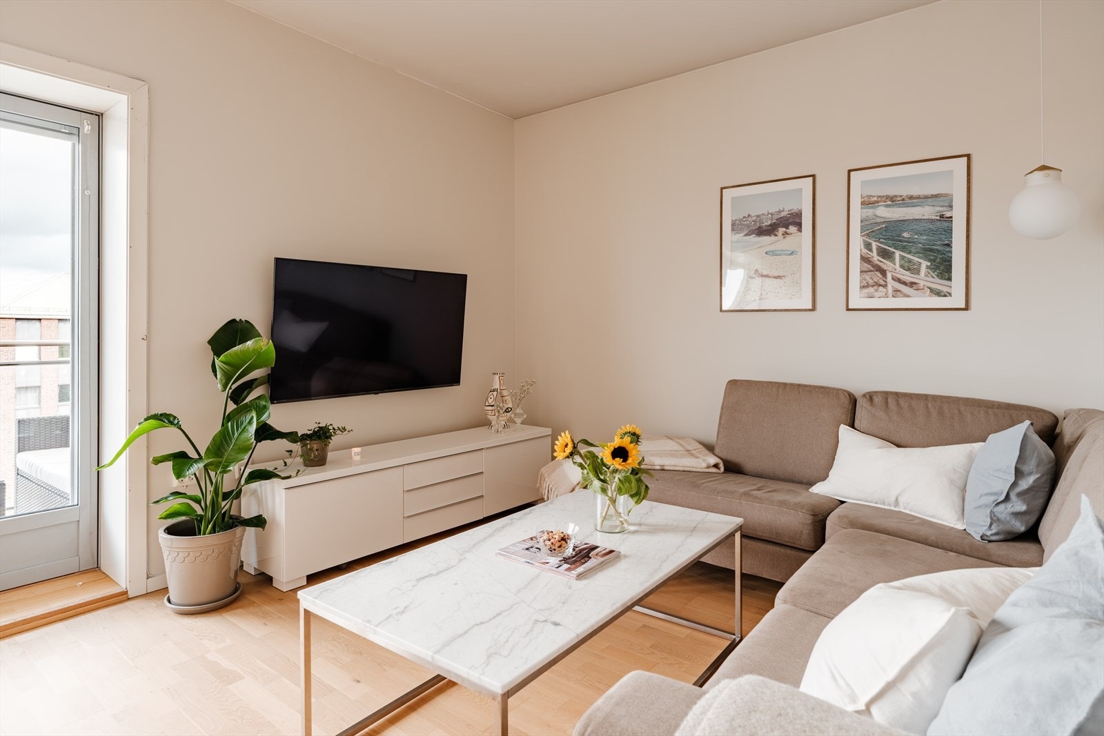 Stuen har god plass til både sofagruppe og spisebord, samt tilhørende TV-møblement. Galleribilde