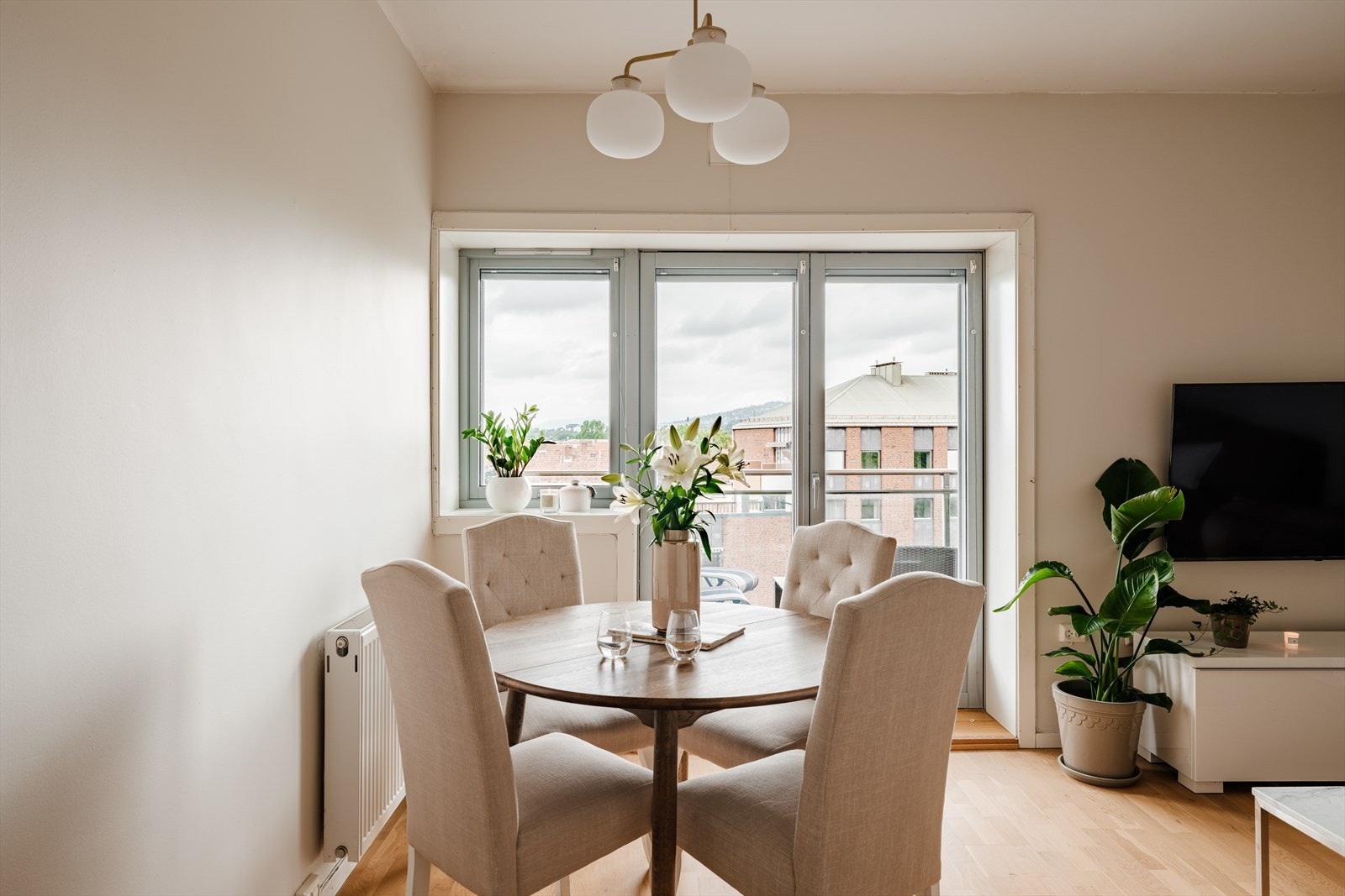 Store, flotte vindusflater som gir masse naturlig lysinnslipp i rommet. Galleribilde