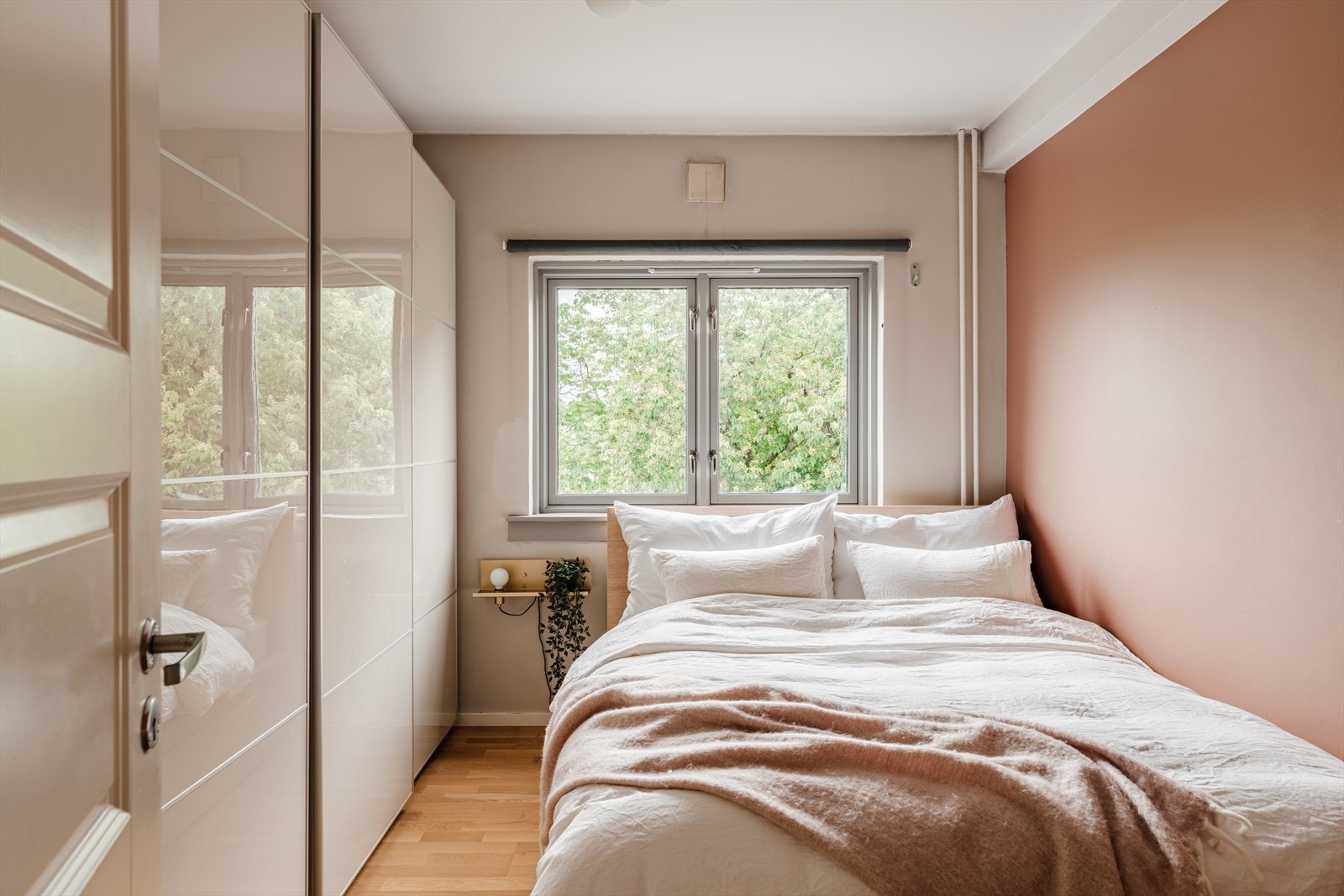 Soverommet har god plass til dobbeltseng samt romslig skyvedørsgarderobe. Galleribilde