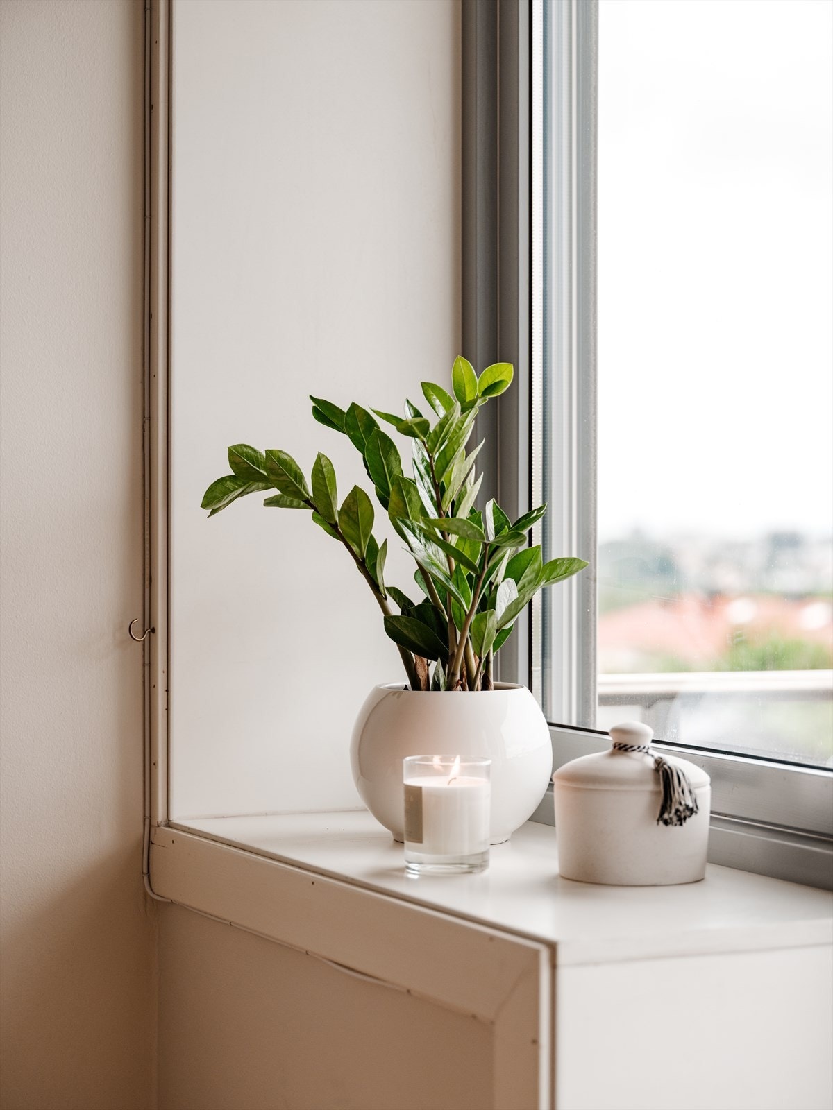 De dype vinduskarmene skaper hyggelige innredningsmuligheter og gir rom for både planter og pynt. Galleribilde