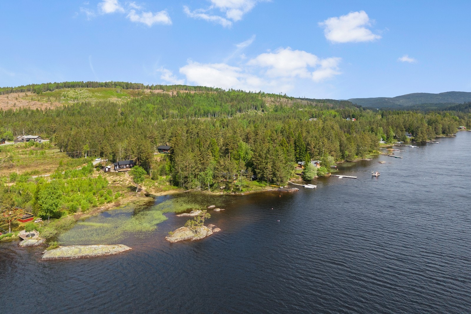 Hytten ligger fint til i idylliske omgivelser Galleribilde