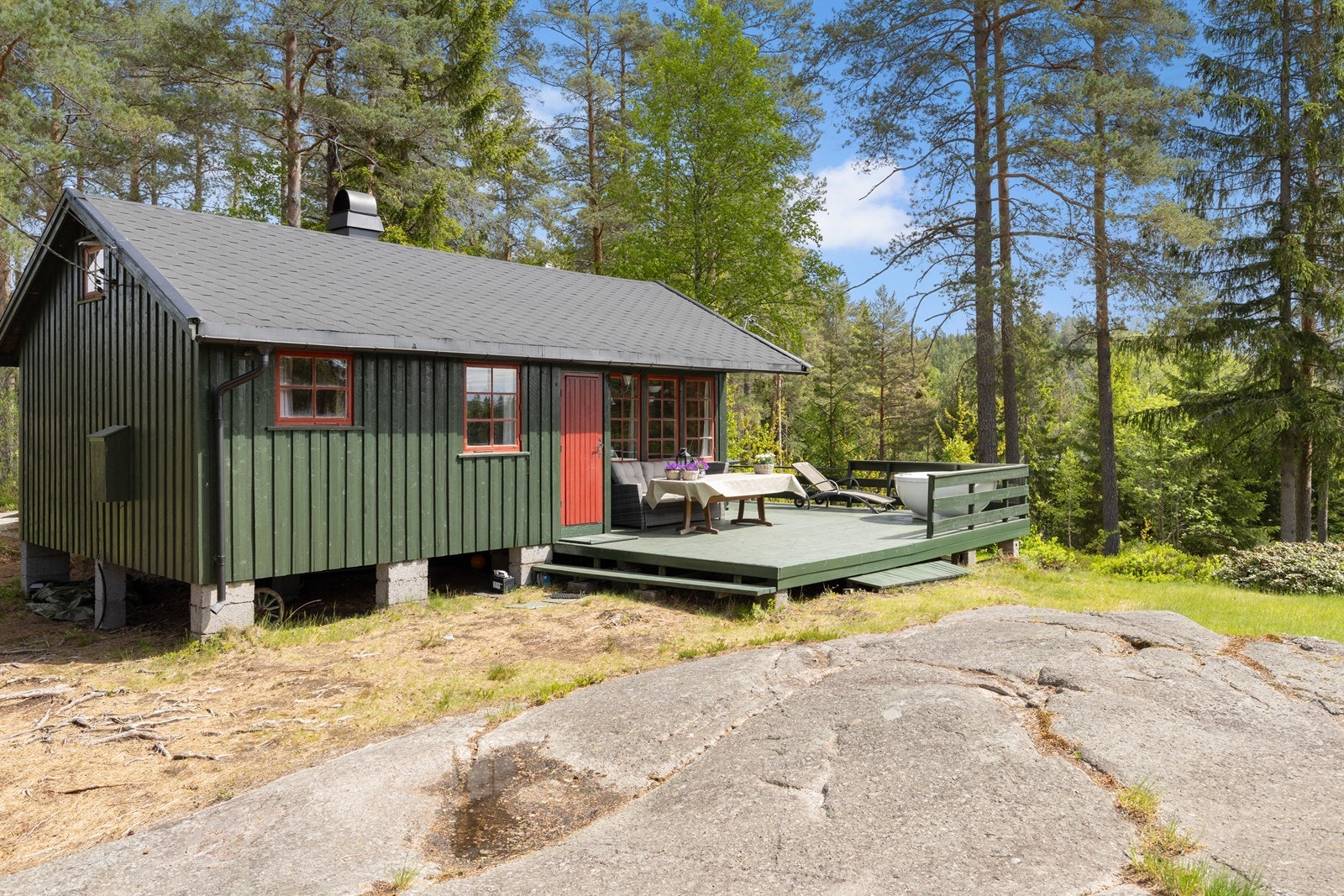 Hytten har romslig terrasse med god plass til grill og sittegruppe Galleribilde
