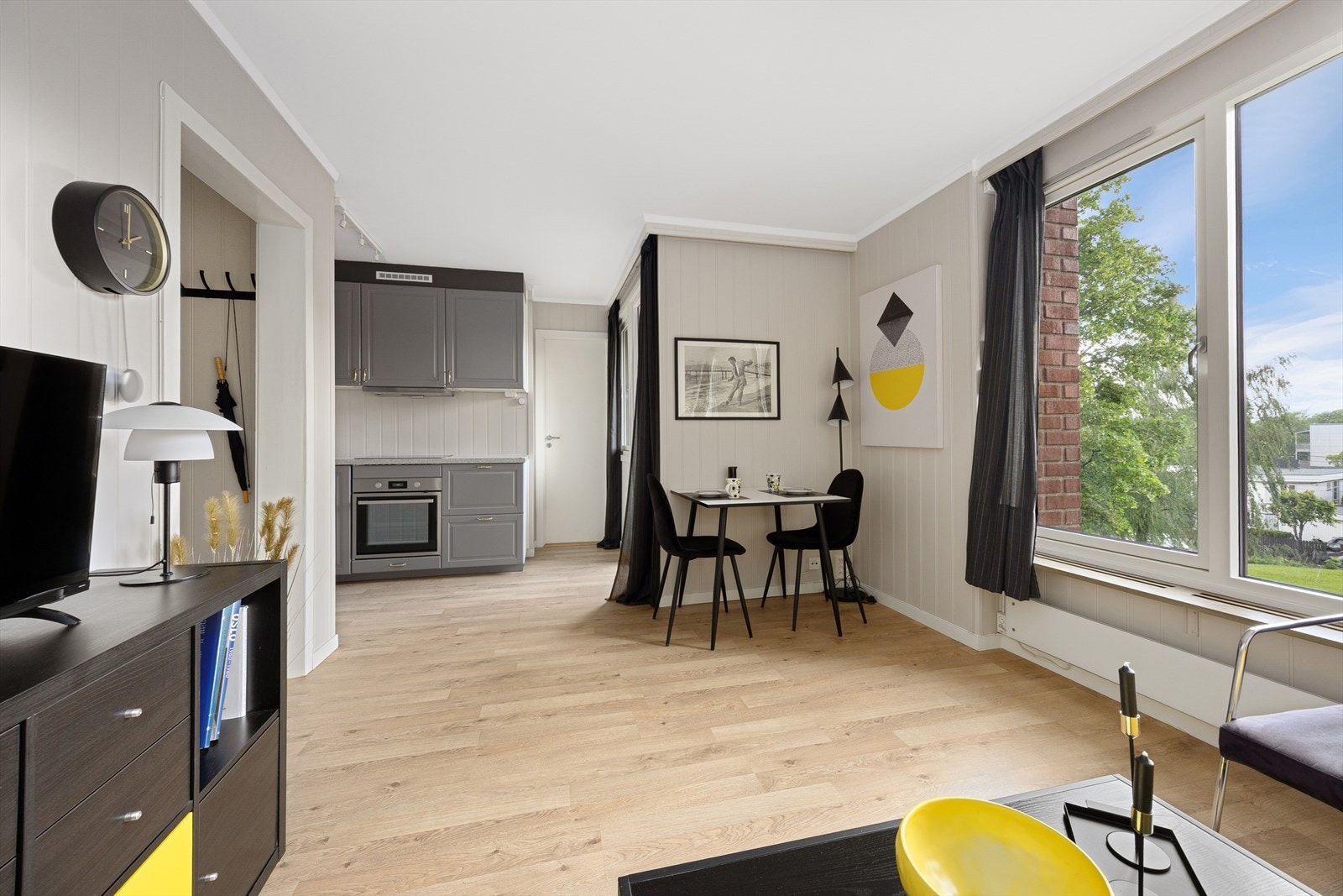Den åpne stue- og kjøkkenløsningen gir rom for både en spiseplass og en sofagruppe. Galleribilde