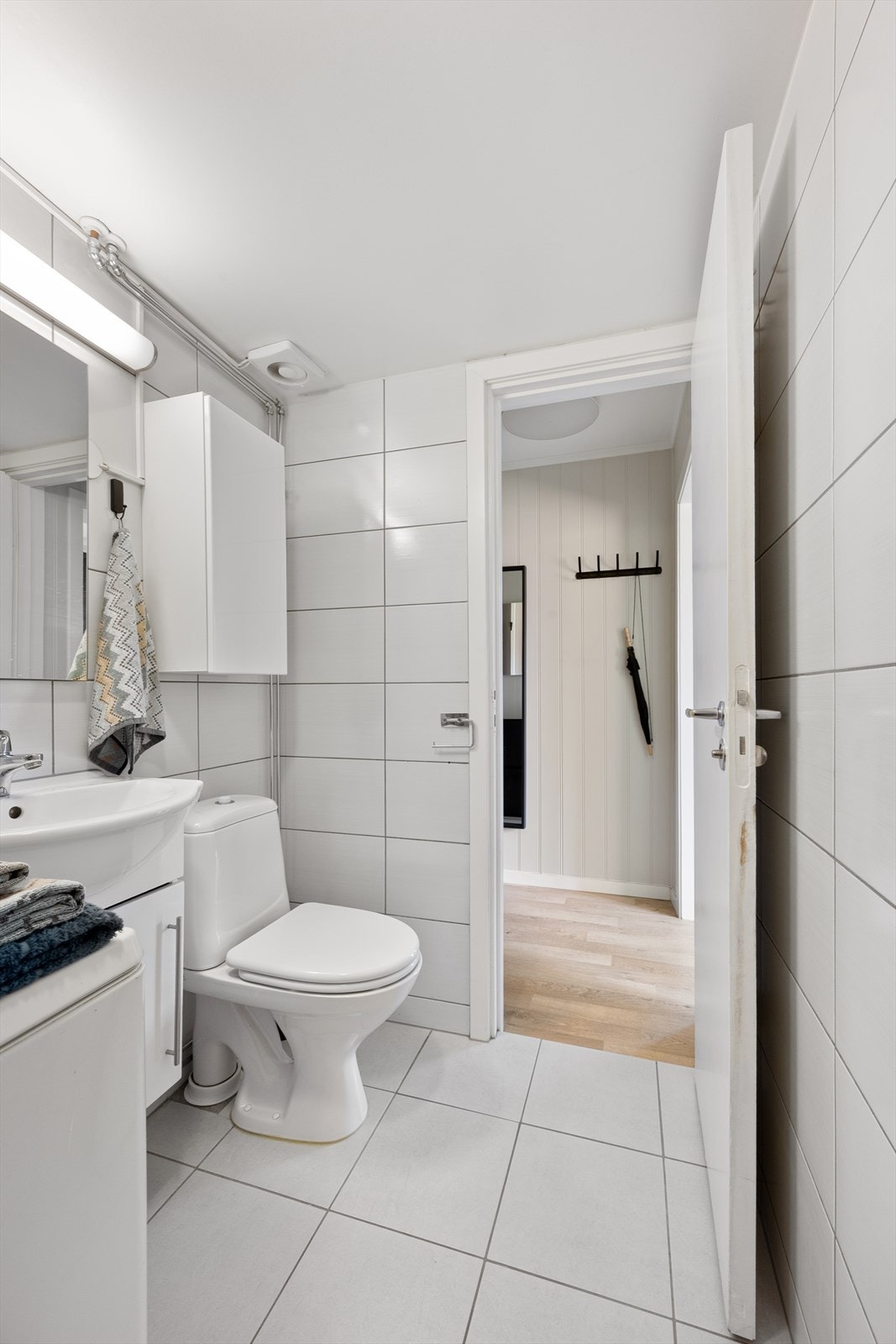 Badet ble oppgradert i 2015 og har flislagte overflater på både gulv og vegger. Galleribilde