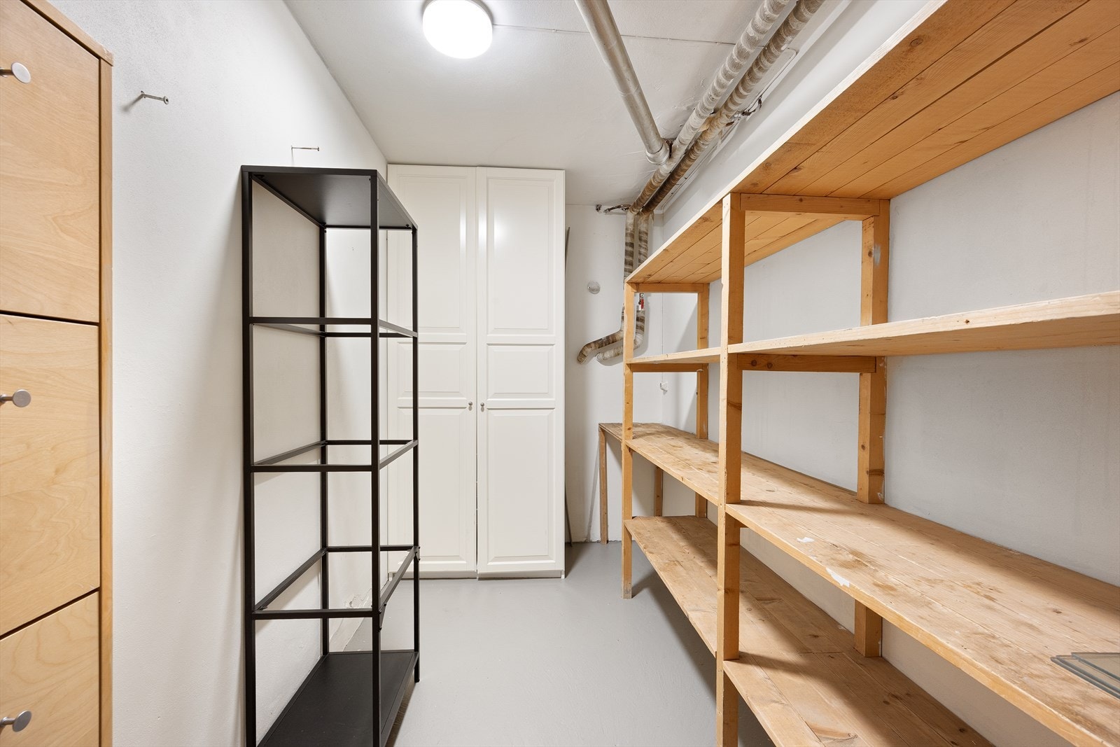 En romslig bod medfølger. Den ligger praktisk til på samme plan som leiligheten, kun få meter unna. Galleribilde