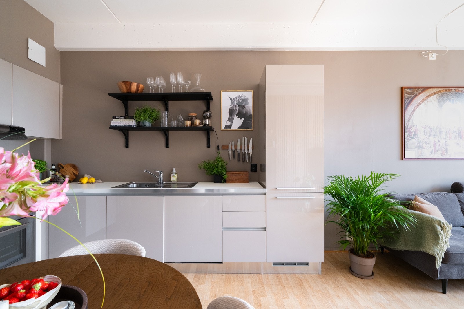 Aster kjøkkeninnredning med glatte fronter og laminat benkeplate. Galleribilde