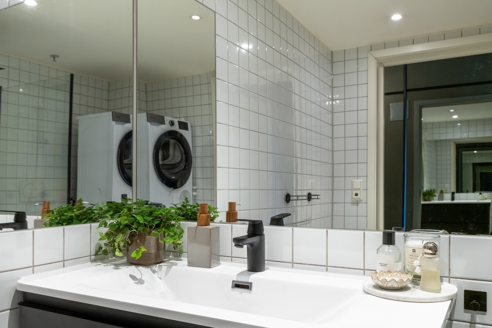 Det er plass og opplegg for vaskemaskin på badet. Galleribilde