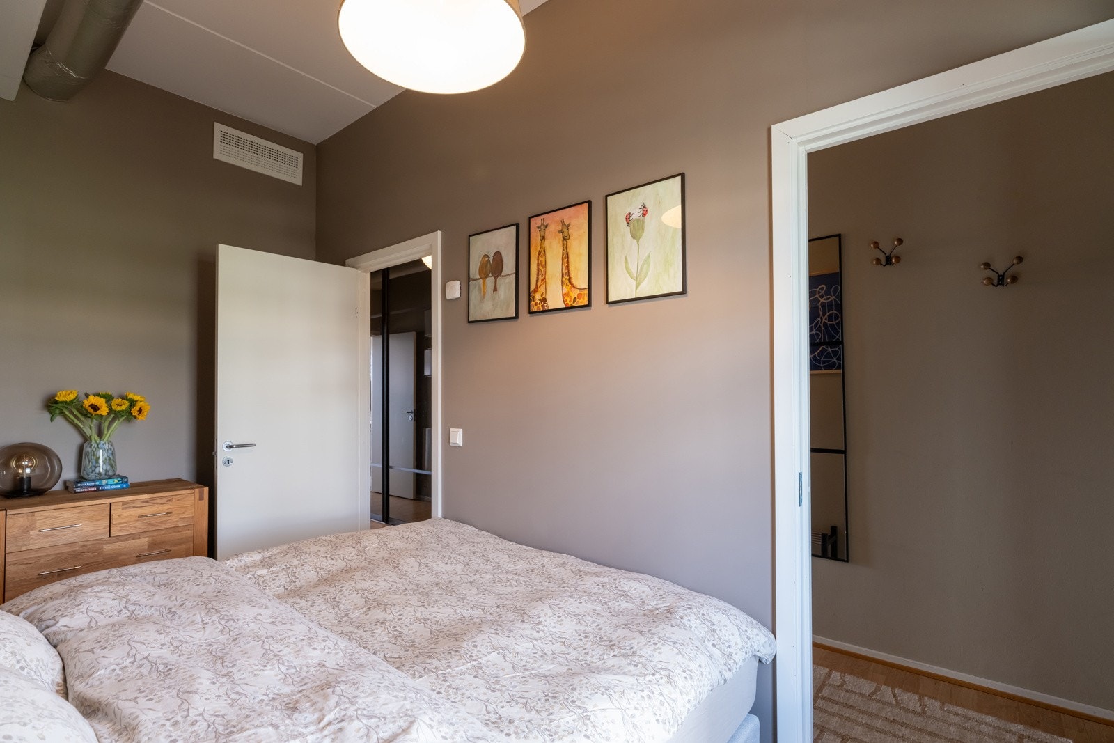Laminat på gulv, malte vegger og malt himling. Galleribilde