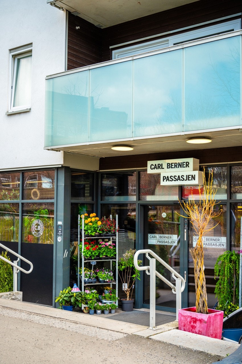 Carl Berner passasjen ligger rett ved med blant annet Kiwi, apotek, vinmonopol og frisør. Galleribilde