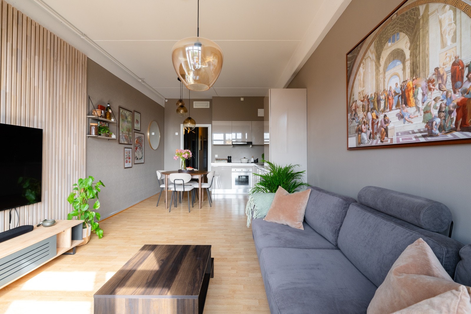 Kjøkkenet ligger i åpen og sosial løsning mot stuen. Galleribilde
