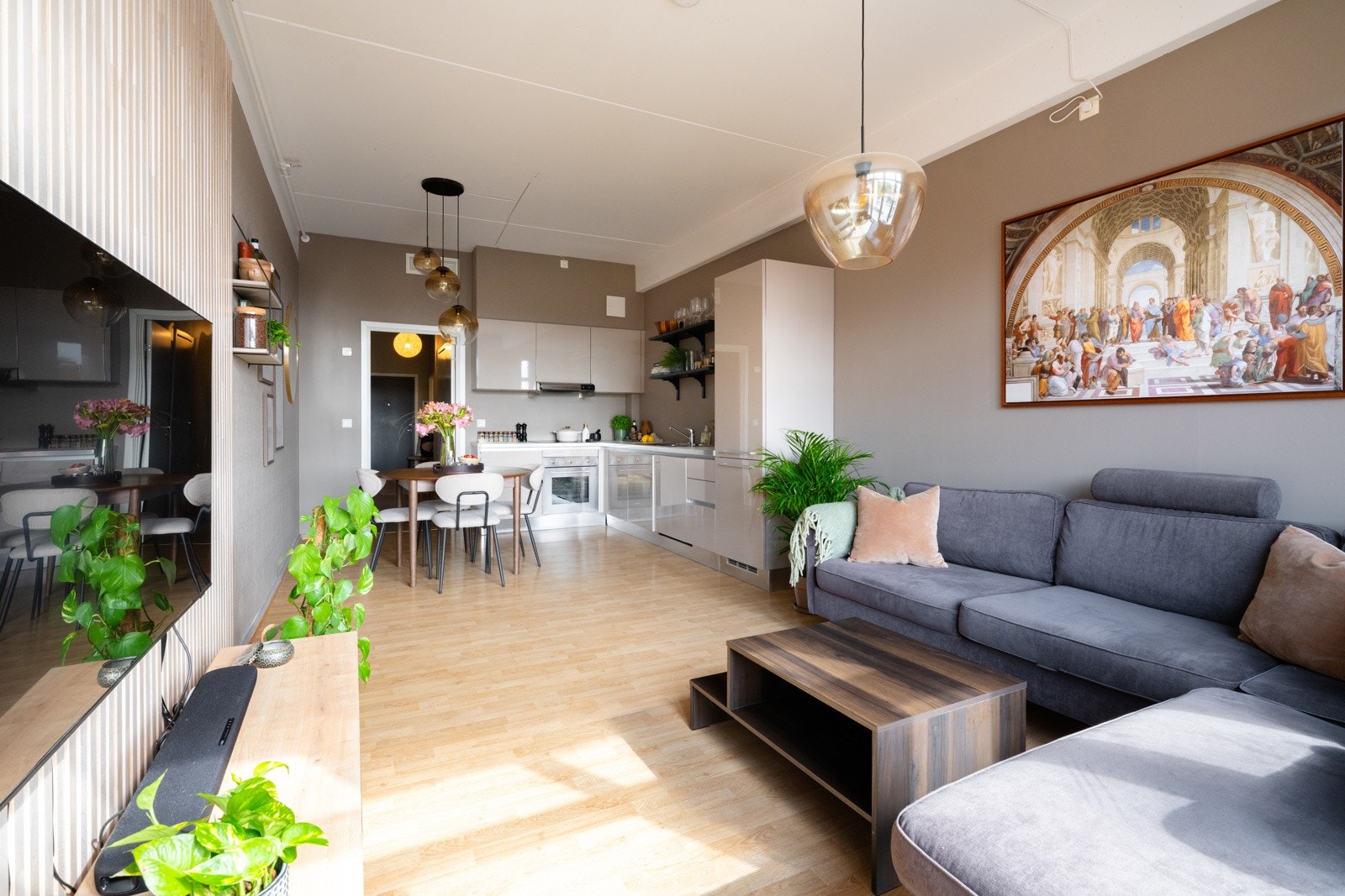 Rommet er enkelt å møblere og har god plass til sofa og TV med tilhørende møblement. Galleribilde