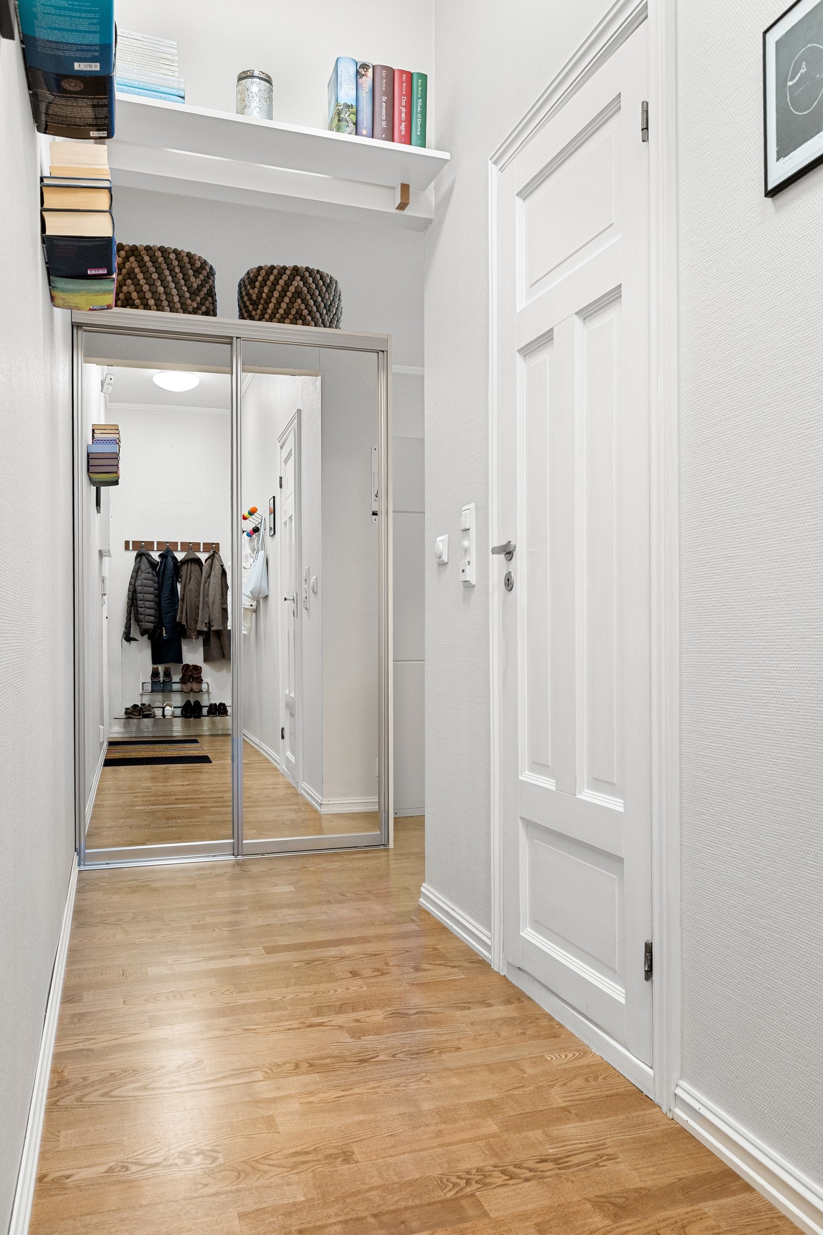 Skyvedørsgarderobe med speilfronter gir praktisk oppbevaringsplass og bidrar til en romslig romfølelse. Galleribilde