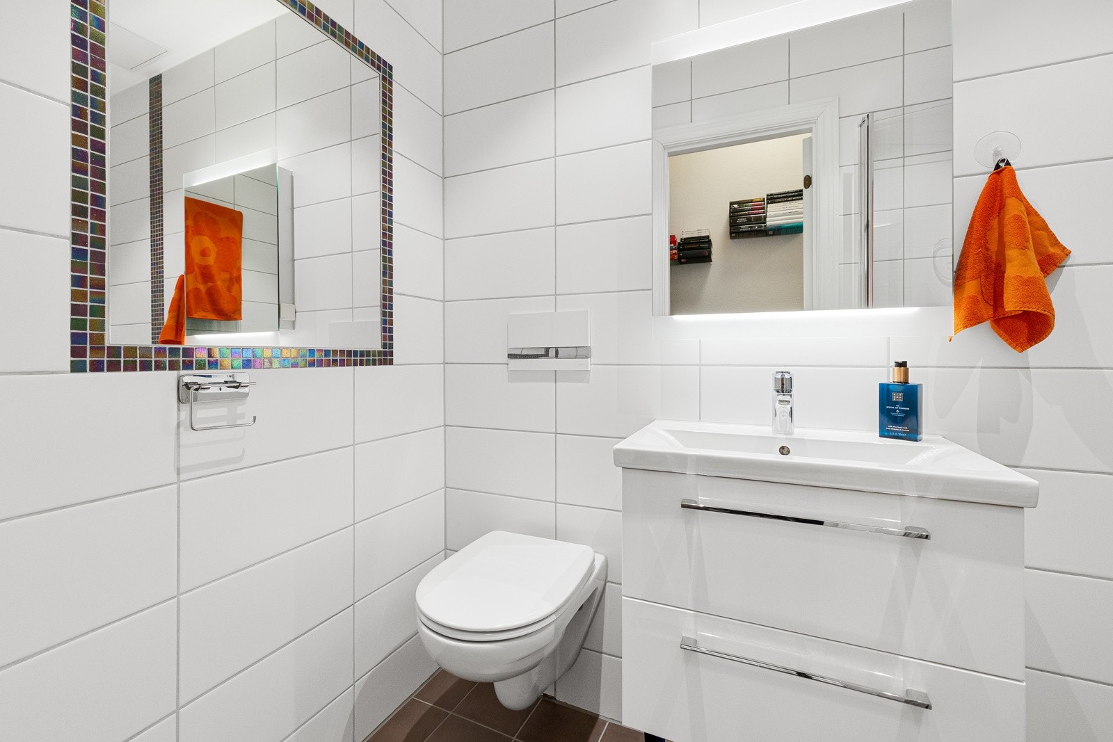 Himlingen er utført med malte plater og innfelte downlights. Badet har også integrert nattbelysning via separat lysbryter. Galleribilde