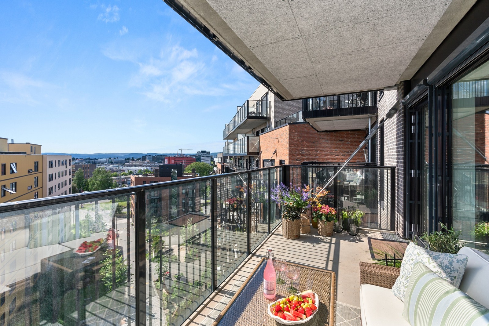 Denne boligen er èn av de med størst balkong på hele 12m². Balkongen er sydvestvendt og tilbyr godt med sol Galleribilde