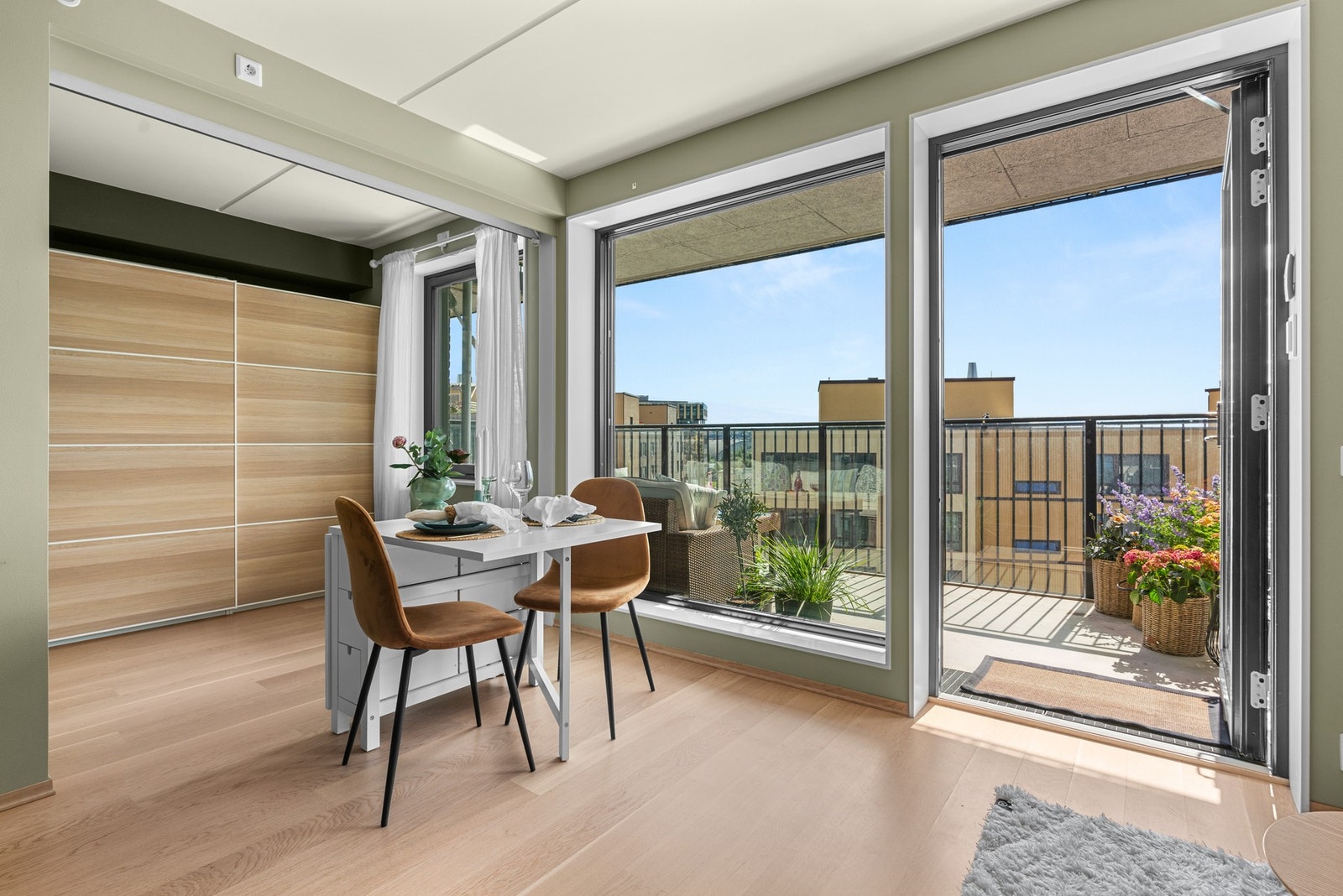 Lyst og fint oppholdsrom med store vindusflater som bringer masse naturlig lys inn Galleribilde