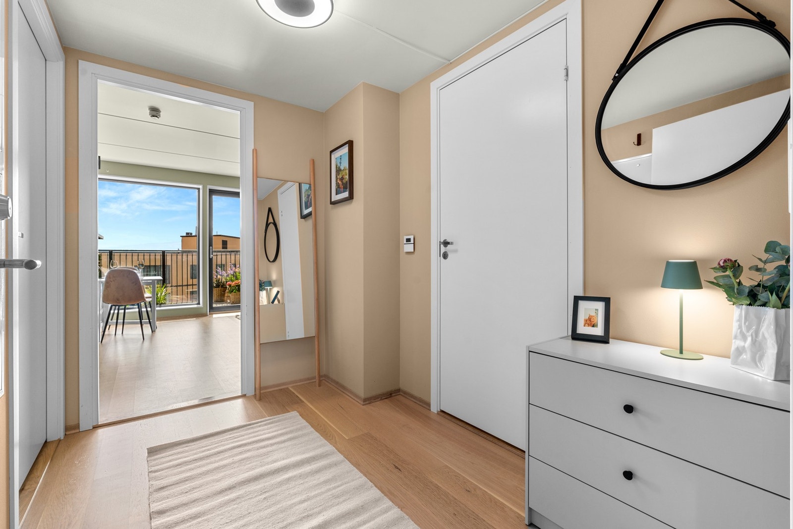 Godt med plass til garderobe, skoskap og puff til av og påkledning Galleribilde