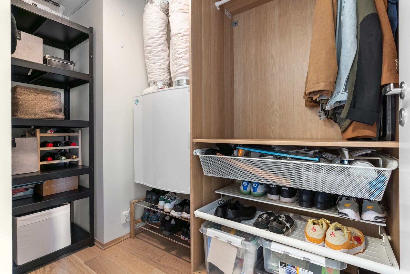 Innvendig bod/walk-in eller plass til kontorpult. Kjellerbod medfølger også! Galleribilde
