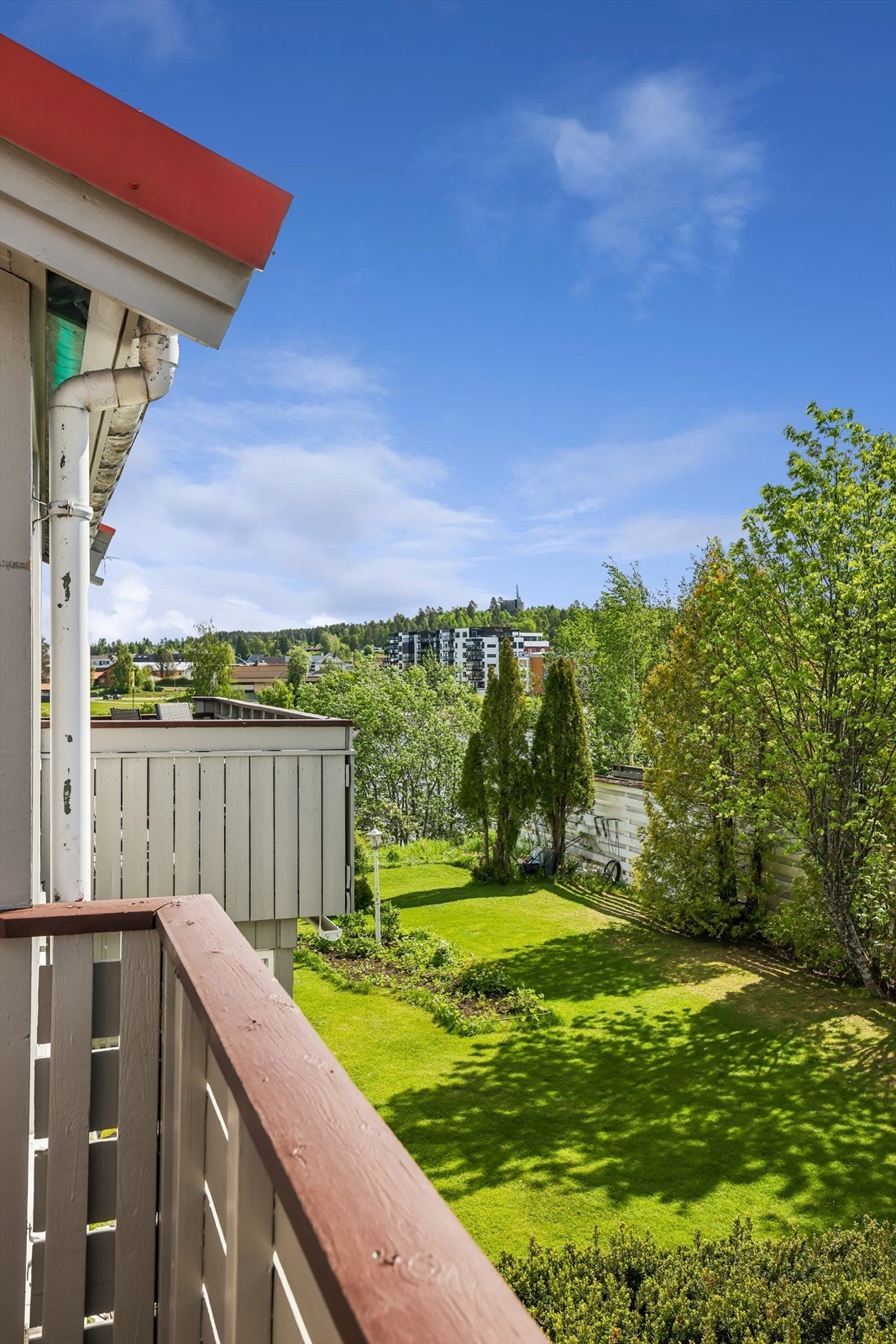 Fra balkongen har du utsyn mot fellesområdene og et rolig bomiljø med lite gjennomgangstrafikk. Galleribilde