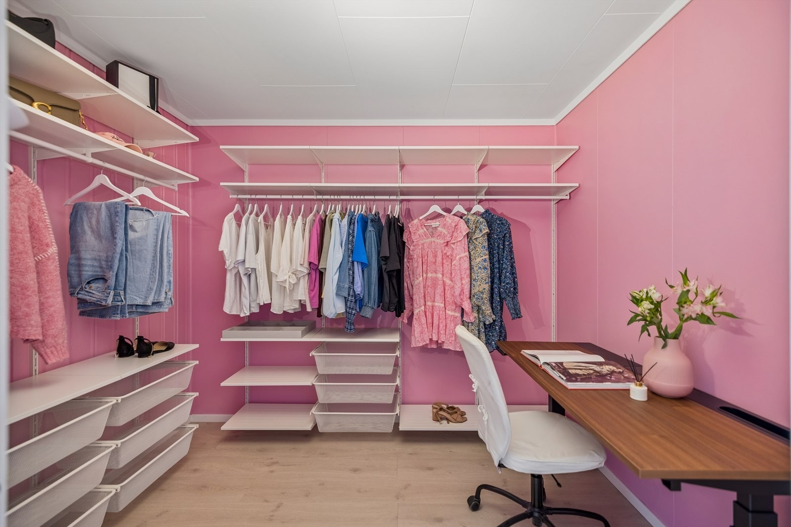 Dagens eier benytter et av rommene som kombinert garderobe og arbeidsrom. Galleribilde