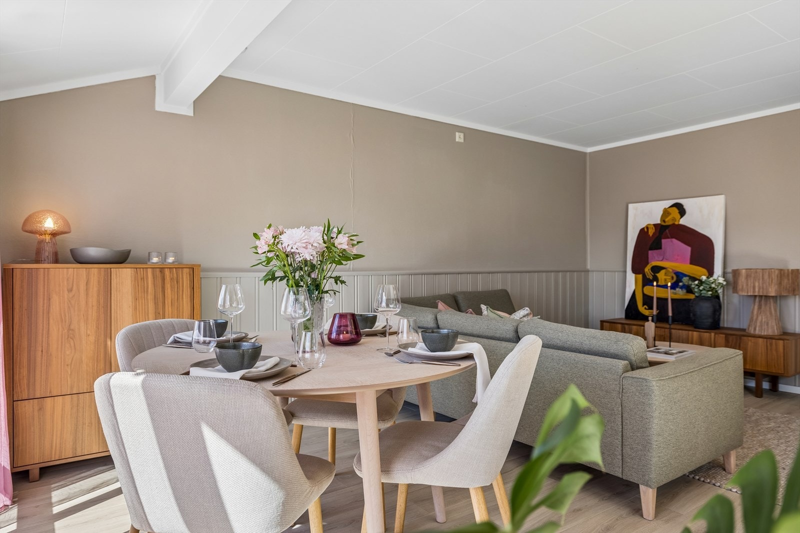 Stuen er boligens naturlige samlingspunkt med plass til både spisebord og sofagruppe. Galleribilde