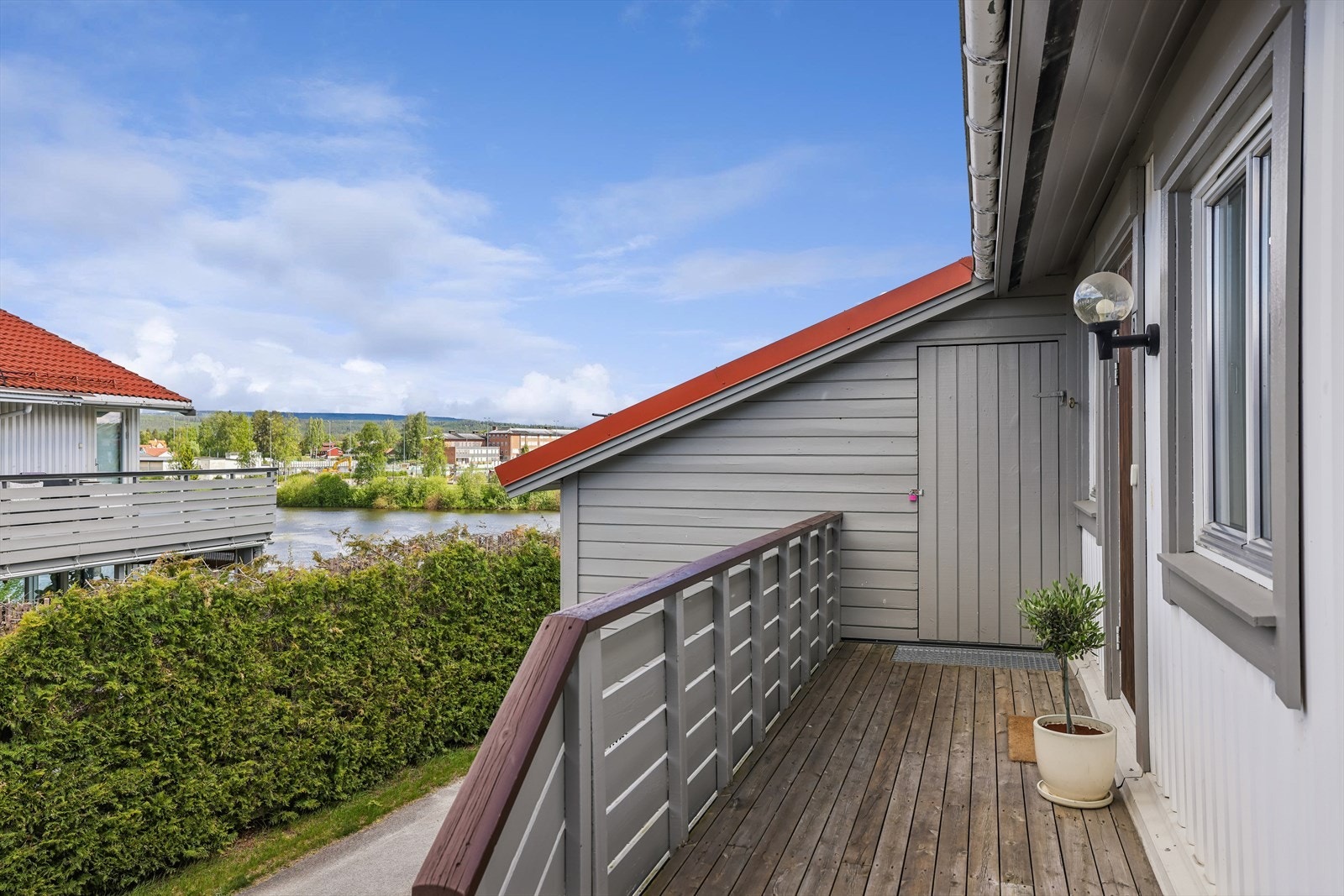 Oversiktlig planløsning med BRA på 76 kvm, hvorav 71 kvm er innvendig bruksareal. Galleribilde