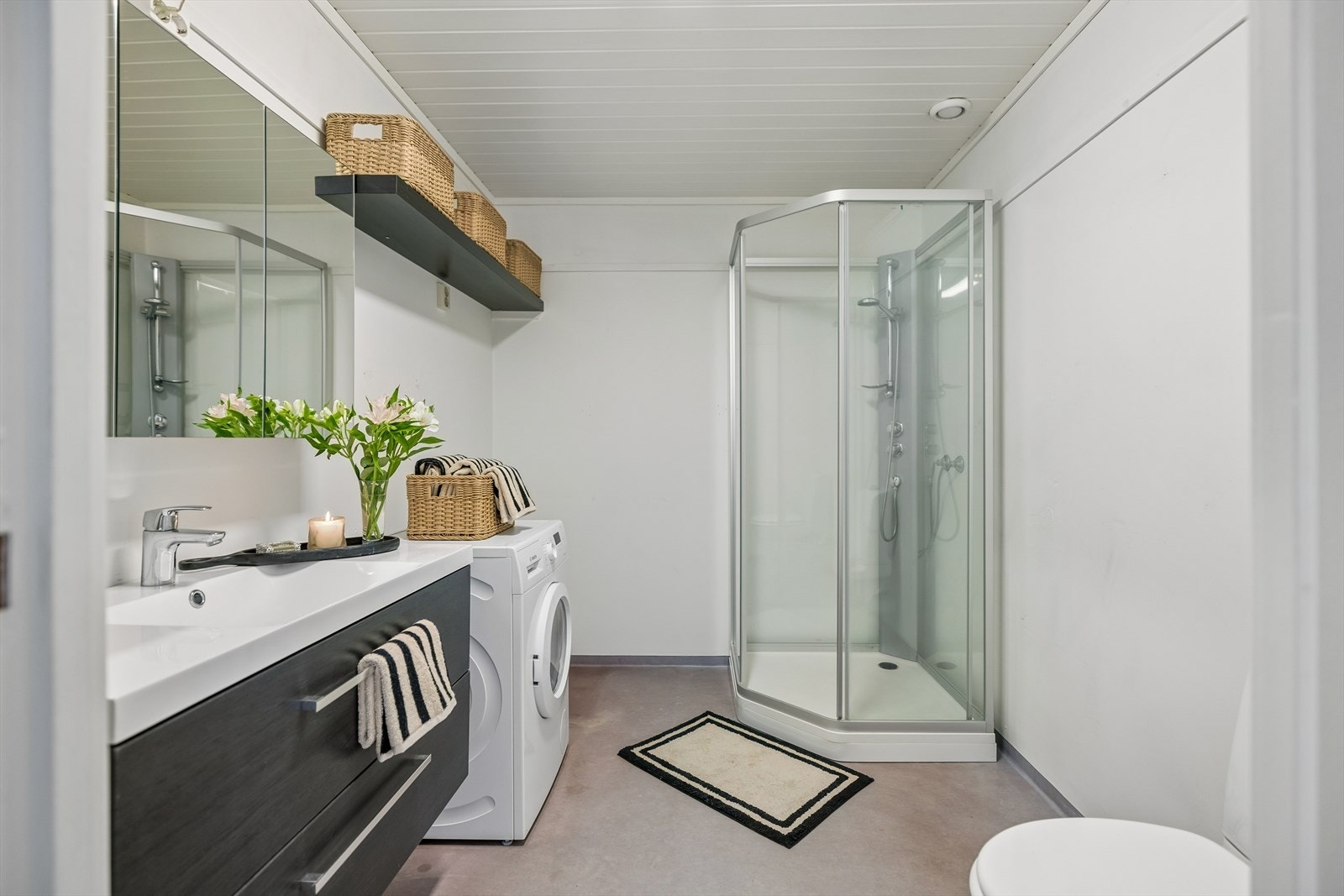 Praktisk vaskesone på badet med opplegg for vaskemaskin. Galleribilde