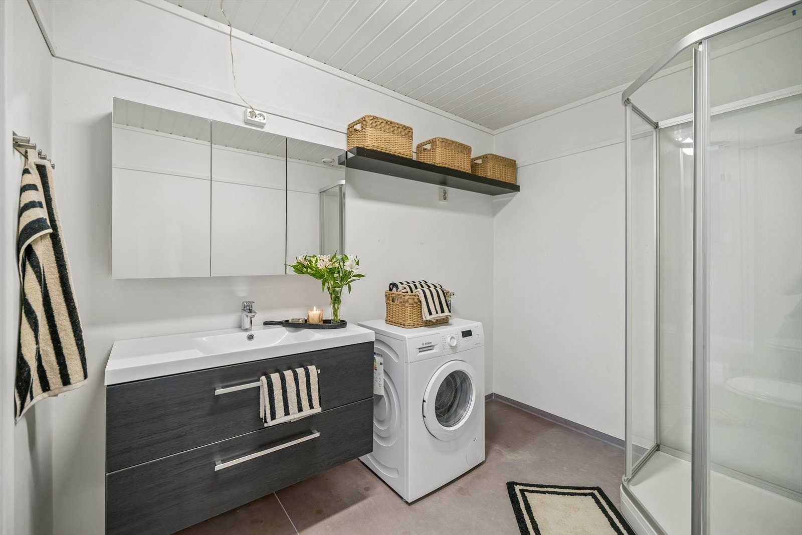 Badet har god størrelse og plass til både vaskemaskin og oppbevaring. Galleribilde