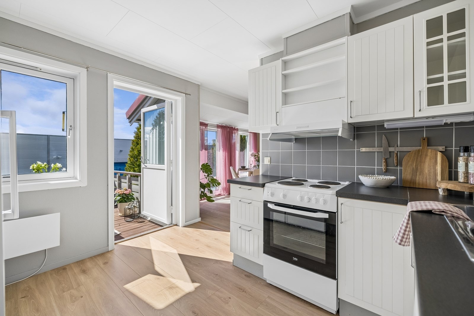 Kjøkkenet har en funksjonell IKEA-innredning med profilerte fronter og god skapplass. Galleribilde