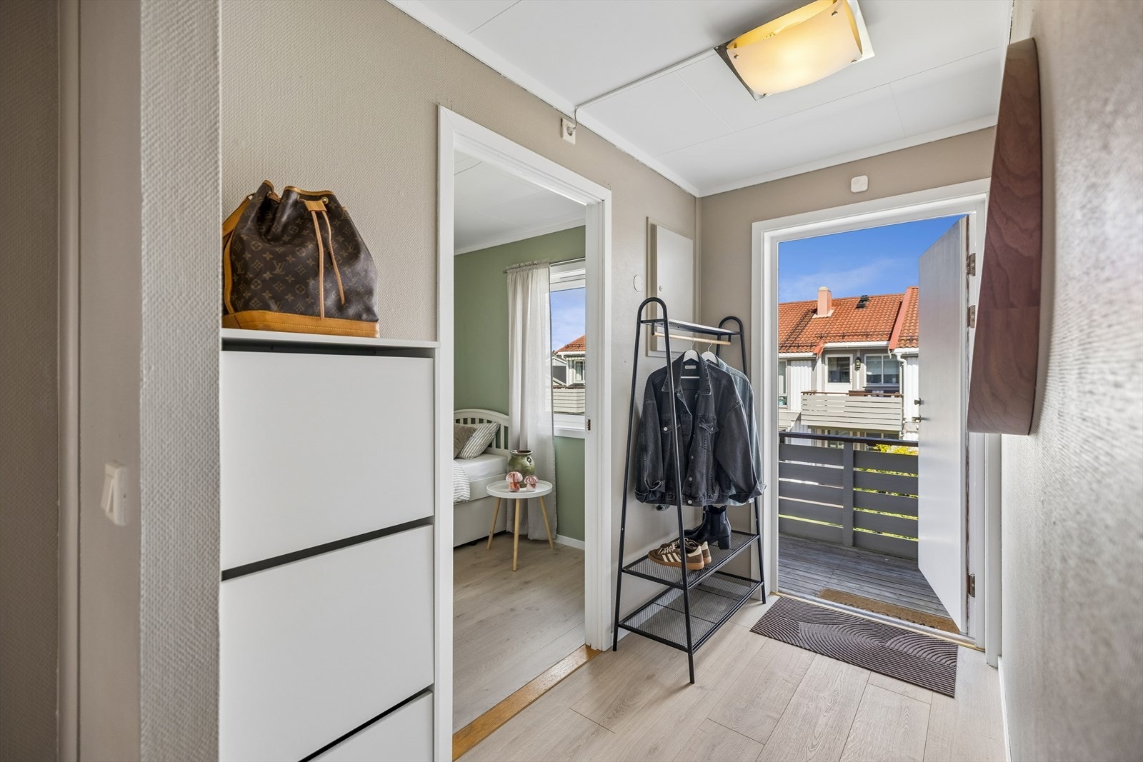 Lys og funksjonell entré med moderne laminatgulv lagt i 2024/2025. Galleribilde