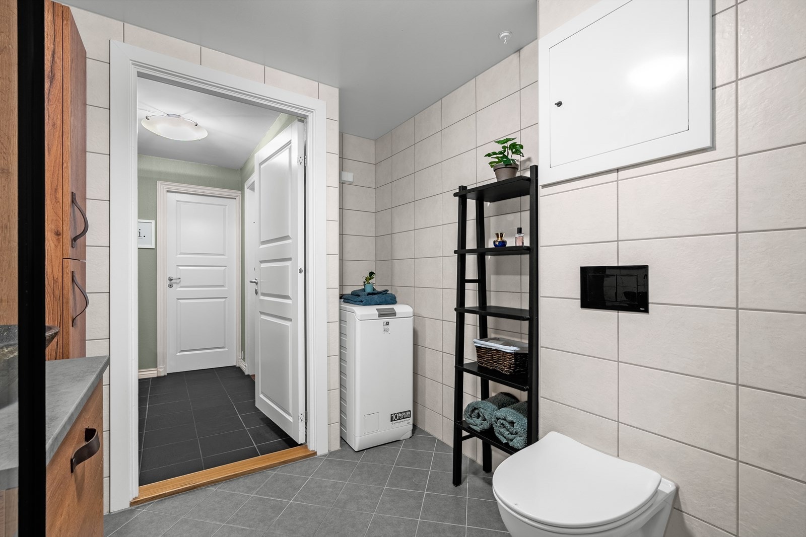 Det er opplegg for vaskemaskin på badet. Galleribilde