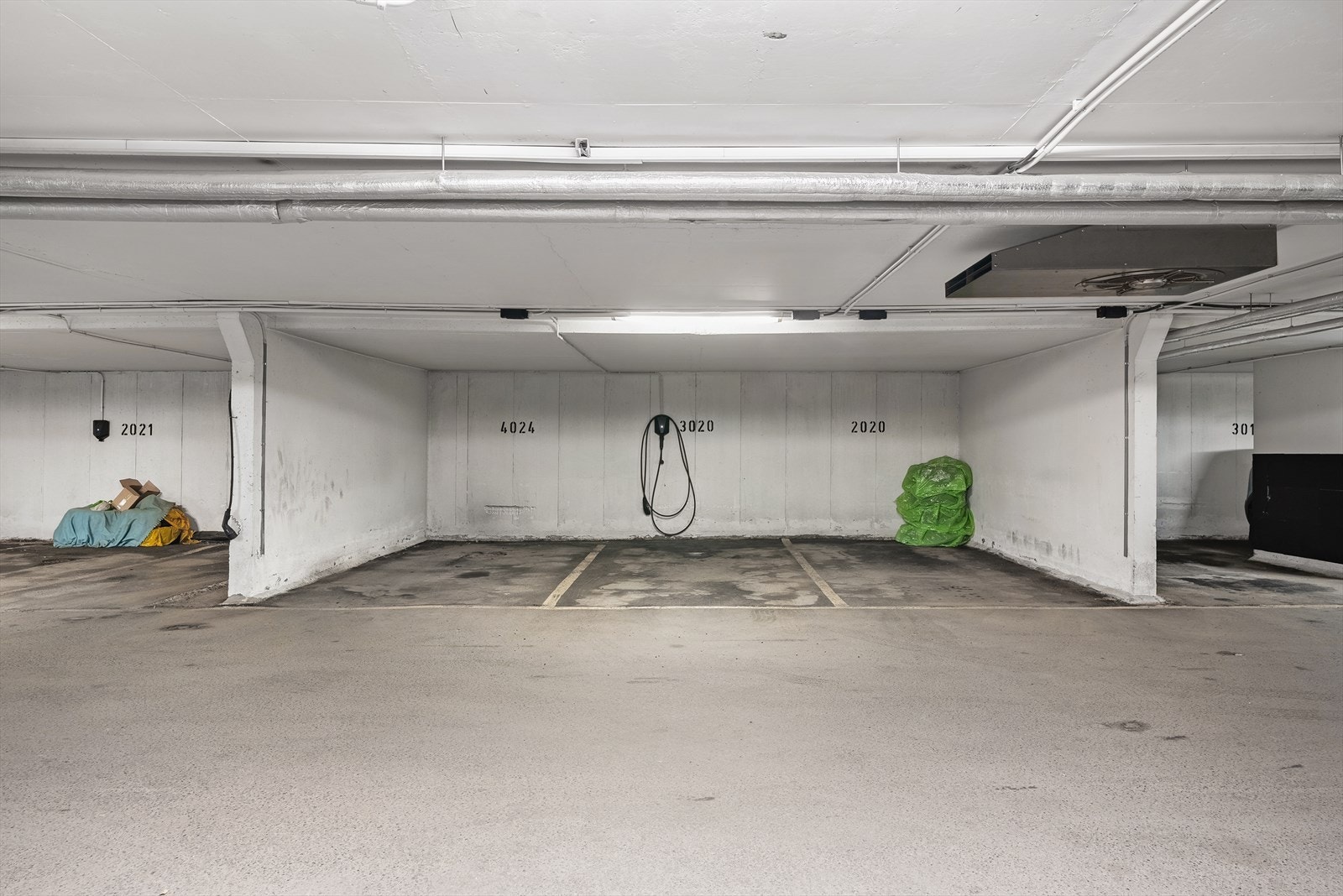 Det medfølger en fast garasjeplass med installert elbillader. Galleribilde
