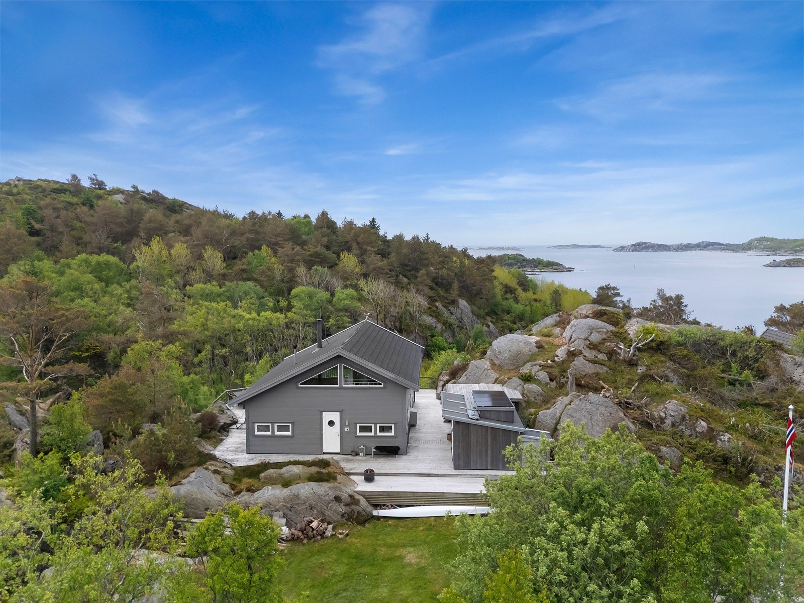 Hytten sett fra baksiden mot nord. Galleribilde