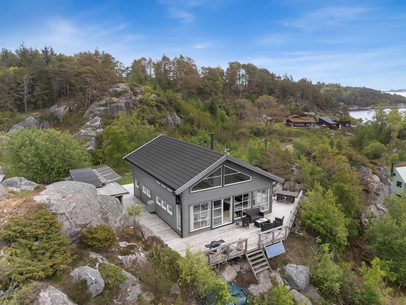 Velkommen Hårsøy 21! Nyere solrikt beliggende hytte med utsikt mot havet og skjærgården. Bryggeplass, felles badeplass og friområder! Galleribilde