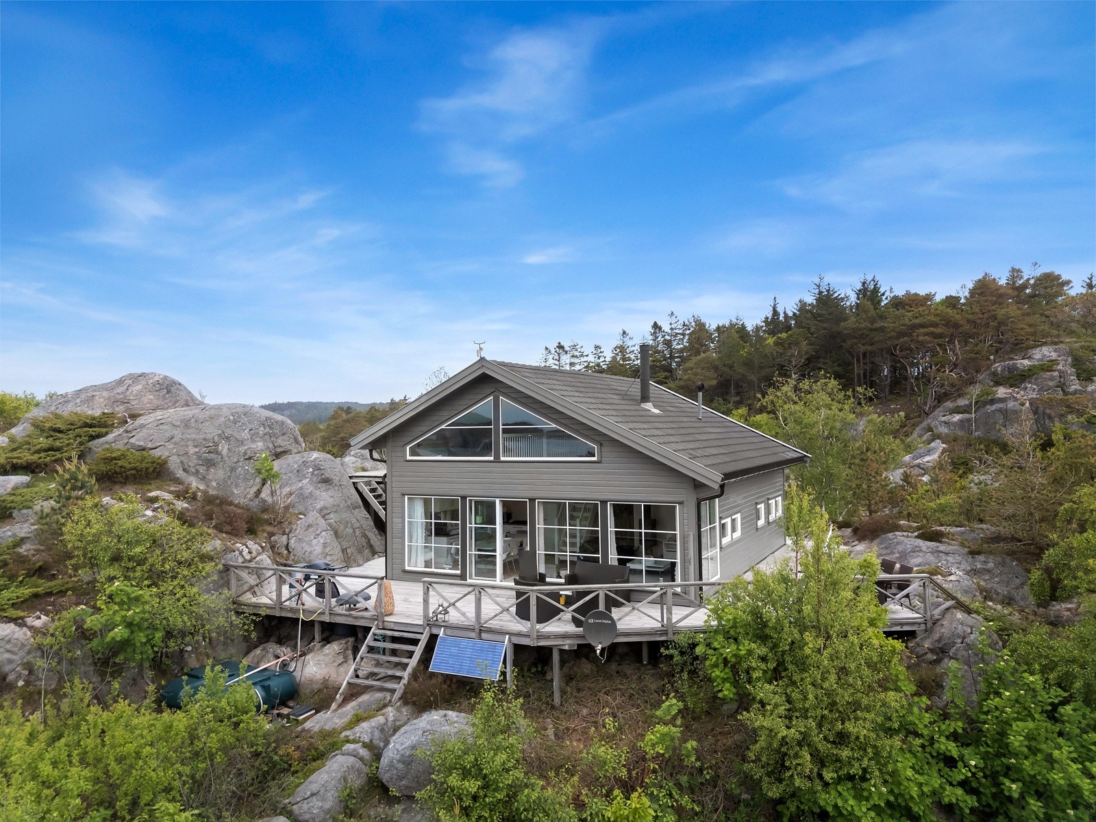 På fremsiden av hytten er det terrasse med flotte sol- og utsiktsforhold samt le for vestavind. Galleribilde